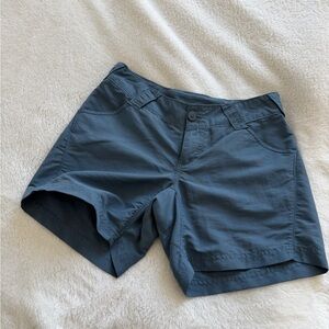 Columbia sportswear Stylish Women's Navy Cargo Shorts. Size xl